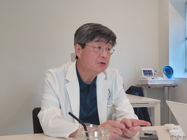 연세사랑병원 고용곤 병원장은 수술보조행위로 물의를 일으켜 국민들에 머리 숙여 사과하면서도 대리수술과 수술보조행위는 분명하게 달라 사법부의 올바른 판단에 따라 모호한 수술보조행위의 범위가 명확하게 되는 계기가 되길 희망했다.