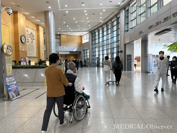 한국환자단체연합회는 5일 보도자료를 통해 "정부와 의료계의 강 대 강 대치로 환자는 생명 위협을 느끼고, 국민은 불안감과 피로가 쌓여간다"고 전했다.