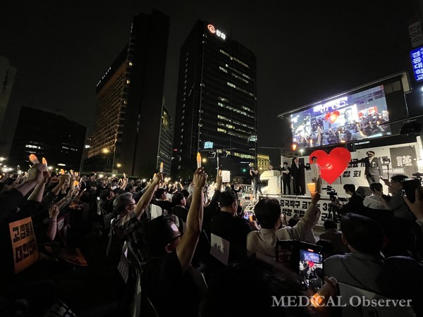 대한의사협회 임현택 회장은 지난달 30일 덕수궁 대한문 앞에서 열린 '대한민국정부 한국의료 사망선고 촛불집회'에서 "6월부터 의료 농단에 항의하는 본격적 싸움이 시작될 것"이라며 의료계의 단일대오를 요청했다.