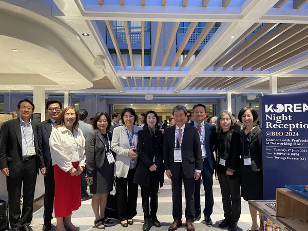 코리아 나잇 리셉션을 공동주관한 임원들 단체사진(엄승인 전무 오른쪽에서 5번째)
