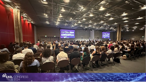 만성 D형간염 환자에게 헵클루덱스(성분명 불레르비르타이드) 단독요법보다 페그인터페론(PegIFN) 알파-2a와의 병용요법이 더 효과가 높다는 연구 결과가 나왔다.(사진 출처 : EASL 공식 페이스북). 