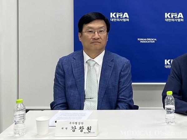 대한내과의사회 강창원 보험정책단장은 본지와 통화에서 3분 진료의 가장 큰 원인으로 저수가를 지목했다.