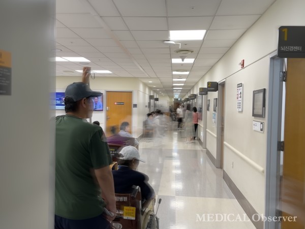 국내 한 대학병원에서 환자가 대기실에서 진료를 기다리고 있다.