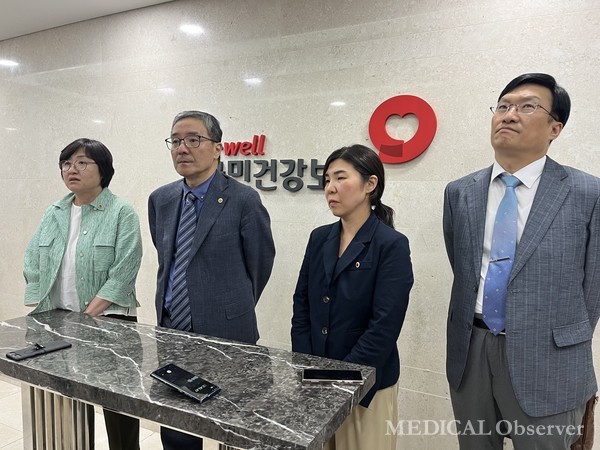 대한의사협회는 저수가 문제를 해결하고자 2025년도 환산지수 수가협상에서 10% 인상을 요구했지만, 국민건강보험공단과의 이견을 좁히지 못해 계약 체결이 결렬됐다.