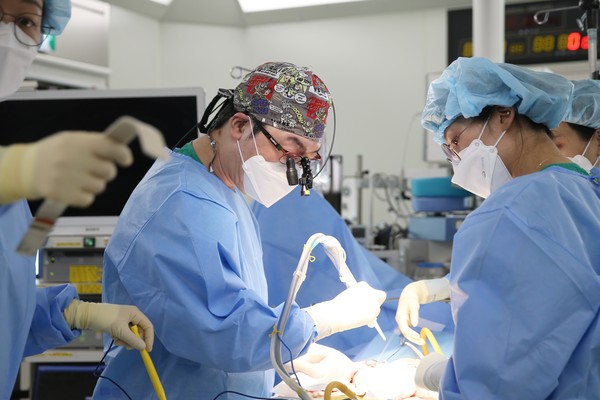 서울아산병원 소아외과 남궁정만 교수(가운데)가 간모세포종을 앓고 있는 환아에게 간절제술을 시행하고 있다.