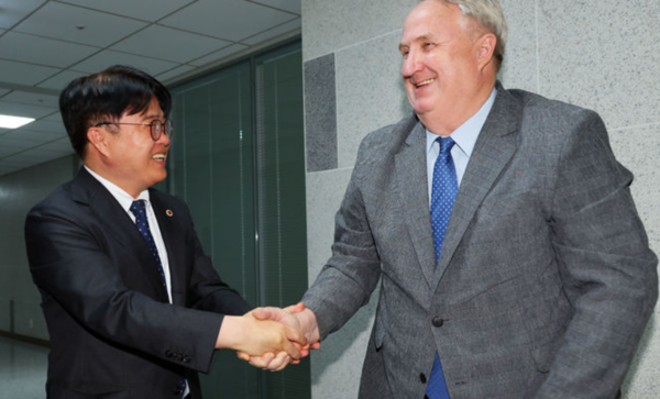 14일 의협 임현택 회장과 국민의힘 인요한 의원(사진 오른쪽)이 만나 의료 현안을 논의했지만, 성과를 내지 못했다.