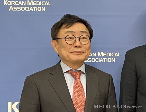 서울시의사회 대의원회 이윤수 전 의장은 본지와 통화에서 "이번 특례법안에서 가장 중요한 사망 사고에 대한 민·형사상 책임에 대한 내용이 빠져있다"며 의료 행위는 사람을 살리기 위한 선한 의도로 진행되기에 이를 고려해야 한다고 주장했다.