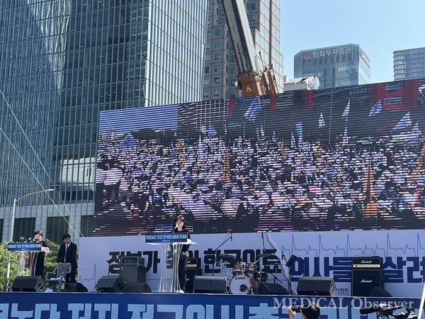 의대생과 고등학교 3학년 학생을 둔 학부모도 단상에 올라 학생들이 돌아올 수 있도록 의대생의 목소리에 귀 기울여 달라고 목소리를 높였다.