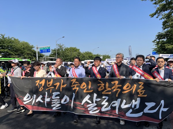 의협은 오는 27일 무기한 집단휴진을 하겠다고 정부를 압박하고 나섰다.