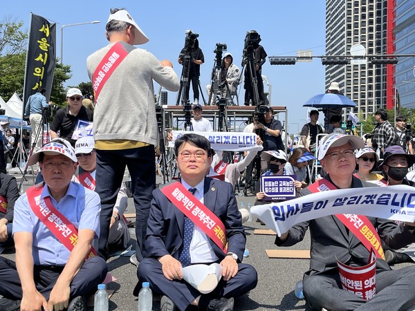 의협 임현택 회장(사진 중앙)은 오는 27일부터 무기한 집단휴진하겠다고 발표했다.