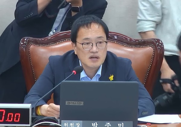 국회 보건복지위원회는 오는 26일 의료계 비상상황 관련 청문회를 열기로 결정했다. 