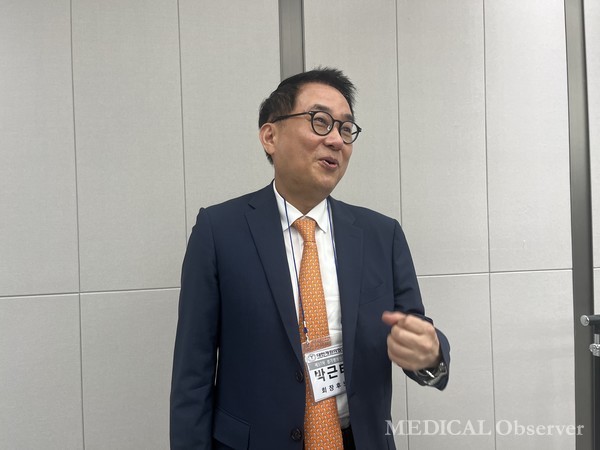 선거 후 기자들과 만난 박근태 신임 회장은 "정부가 의협을 개원의 단체라고 하지만, 개원의 단체는 대개협이다. 대개협의 위상을 정확히 정립할 것"이라며 "또, 보험정책단을 신설해 매년 진행하는 수가 협상에서 먼저 (공단에)제안하고, 공청회까지도 열 생각"이라고 전했다.