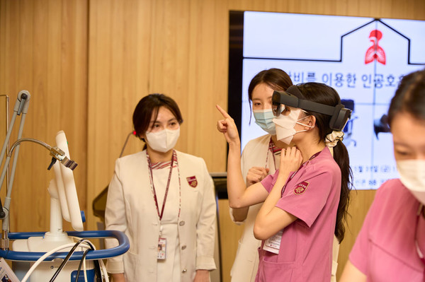 고대 구로병원은 AR 장비를 활용한 인공호흡기 시뮬레이션 교육을 실시했다.