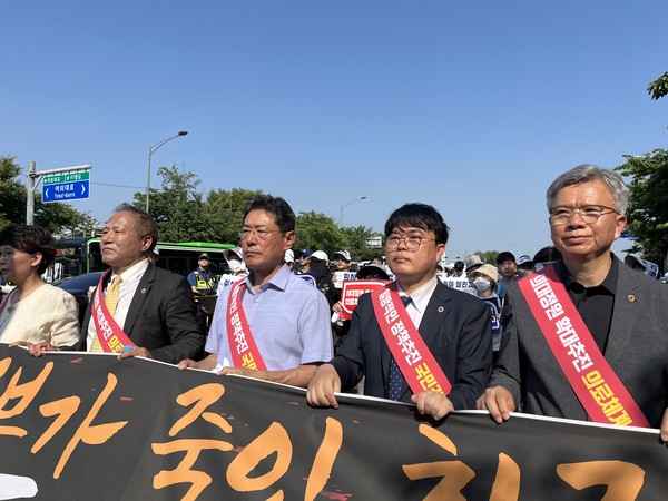 대한의사협회는 24일 보도자료를 통해 "일부 언론에서 보도된 의료계와 정부의 간담회는 사실 무근"이라며 "올특위 2차 회의 결과를 토대로 이후 투쟁을 결정한다"고 밝혔다.