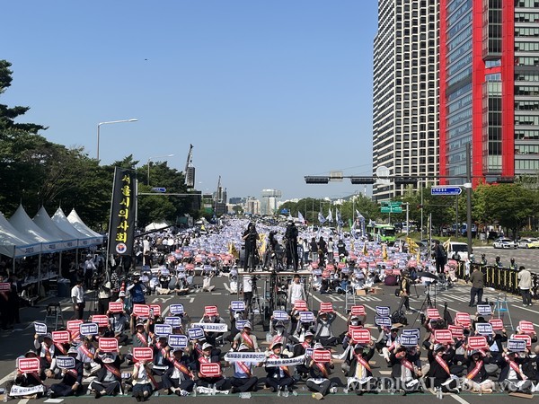 대한의사협회는 24일 성명서를 통해 대학병원 의사와 의대생을 대상으로 한 경찰 수사를 즉각 중단하라고 촉구했다.