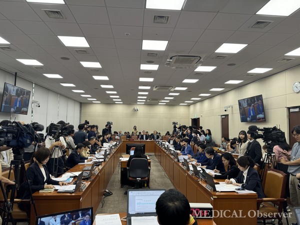 국회 보건복지위원회는 26일 국회에서 의료대란 청문회를 열었다. 이날 증인으로 참석한 보건복지부 박민수 차관은 의료공백으로 인한 고통을 겪는 환자들에게 송구하게 생각한다는 뜻을 전했다.