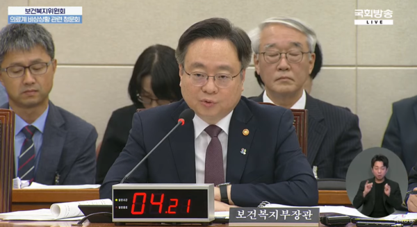 보건복지부 조규홍 장관이 의대 증원 규모 2000명은 본인이 결정한 사안이며, 윤석열 대통령은 개입하지 않았다고 전면 반박했다.