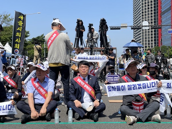 의협은 임현택 회장을 중심으로 강한 반발이 일었다. 임 회장은 “날고 기는 한국 의사들 놔두고 이제는 저질 의료인을 데리고 오려고 한다”고 주장했다.