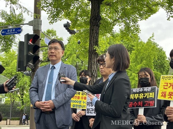 의료계 측 법률대리인 이병철 변호사(법무법인 찬종)가 오늘(1일) 복지부 조규홍 장관과 예비적 피의자(성명불상자)를 직권남용권리행사방해죄(형법 제123조) 혐의로 고위공직자범죄수사처에 고소한다고 30일 밝혔다.