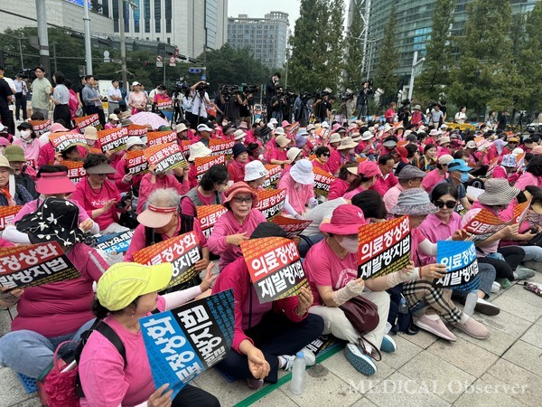 한국유방암환우총연합회와 한국환자단체연합회, 한국희귀·난치성질환연합회는 4일 오전 10시 30분 서울 종로 보신각 앞에서 의사 집단휴진 철회 및 재발방지법 제정 환자촉구대회를 개최했다.