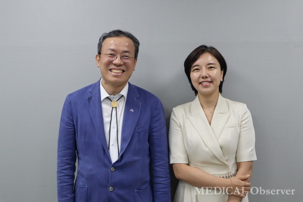▲(좌부터) 대한폐고혈압학회 정욱진 회장(가천대 길병원 심장내과 교수), 김경희 홍보이사(인천세종병원 심장이식센터장).
