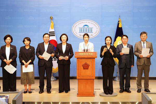 민주당 강선우 의원은 9일 국회 기자회견을 통해 의료계 비상상황 ‘빈손 청문회’를 초래한 국민의힘을 강력 규탄하고 나섰다.