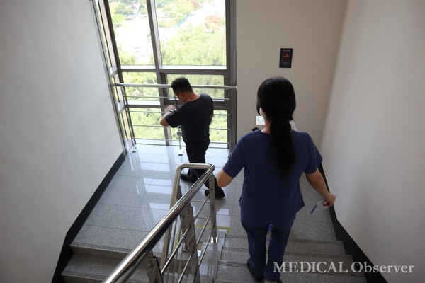 다시 시작된 회진, 시간이 없다 “빨리 빨리”