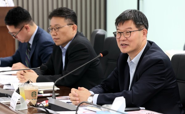 복지부 이기일 제1차관은 지난 11일 한국보건의료정보원 신관 대회의실에서 출생통보 및 보호출산 제도 시행 추진단 제4차 회의를 주재했다고 밝혔다.