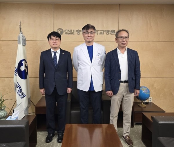 대한의사협회 임현택 회장은 16일 충남대병원을 방문해 조광희 병원장을 만나 현 상황을 타개할 방안을 논의했다.