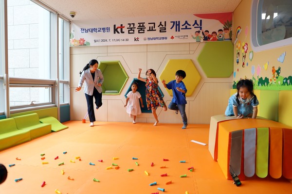 전남대학교병원 6동6층에 위치한 ‘KT꿈품교실’에서 난청아동들이 광주지역장애인보건의료센터 이현아 작업치료사에게 재활치료를 받고 있다. 