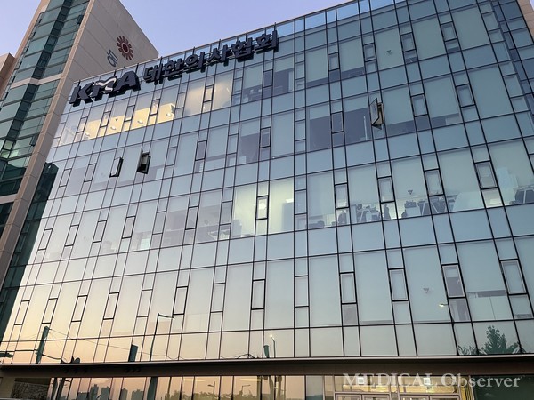 고려대학교 의료원 교수들이 하반기 전공의 추가모집을 사실상 하지 않겠다고 밝힌 가운데, 대한의사협회가 감사 인사를 전했다.