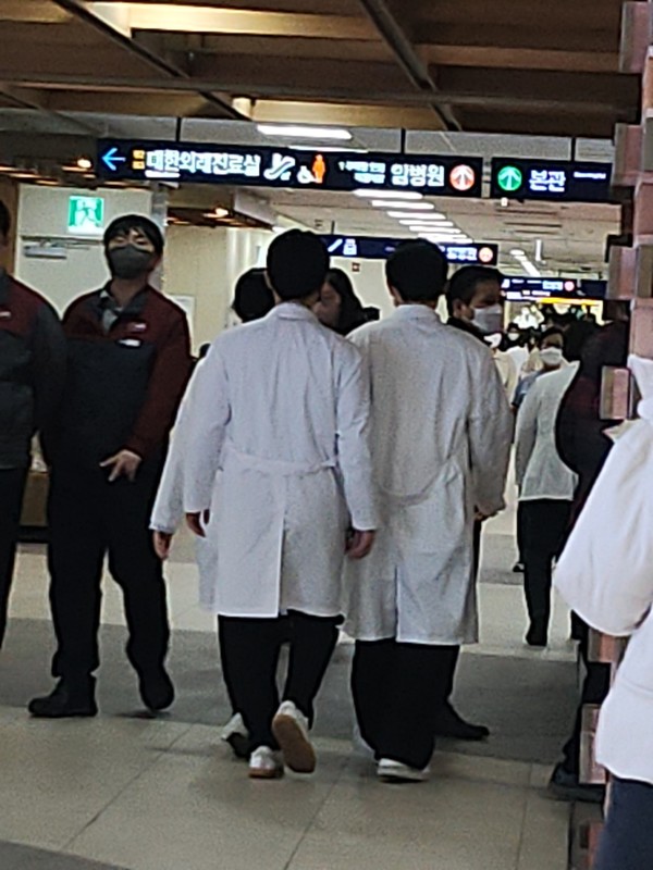 전공의들이 정부와 병원장들을 공수처에 고소했다. 