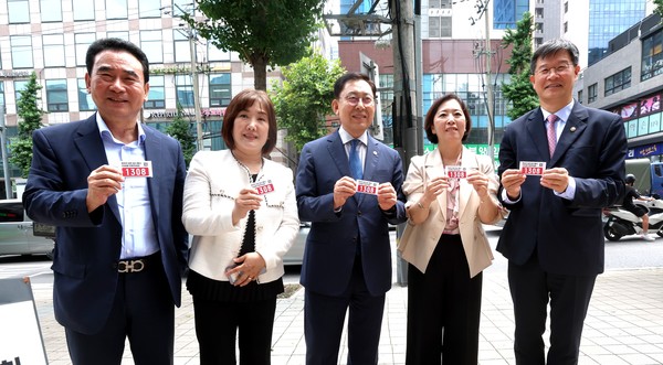 보건복지부 이기일 제1차관은 19일 위기임산부 상담전화 1308을 알리는 포스터, 리플렛, 스티커를 들고 직접 약국을 찾아 위기임산부 상담 홍보를 독려했다고 밝혔다.