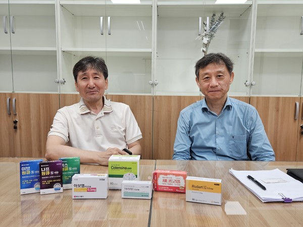 필인터내셔널 장규상 대표(좌)와 홍순오 대표(우)는 연질캡슐 의약품 개발 및 생산에 있어 세계 최고가 되갰다는 포부를 밝혔다.