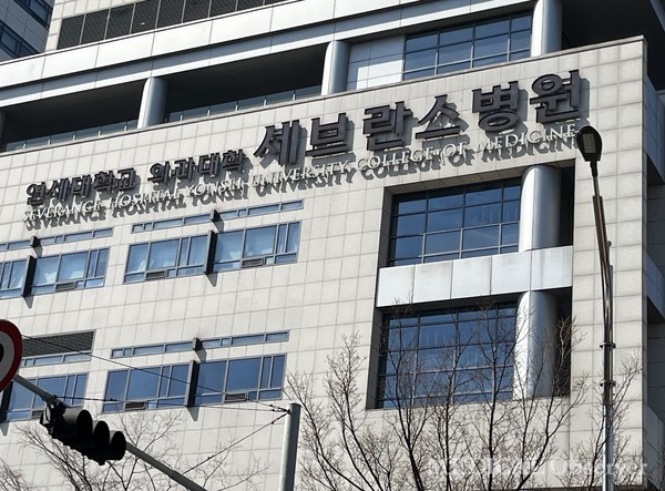 6개 의대 교수들이 교육부와 대학총장에게 의대 증원의 확정 시점과 의학교육선진화방안에 대해 공개 질의에 나섰다.