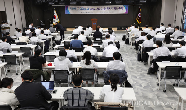 지난 1일 보건복지부 발표에 따르면 하반기 전공의 모집 결과, 전체 모집 인원은 7645명 가운데 총 104명만이 지원했다.