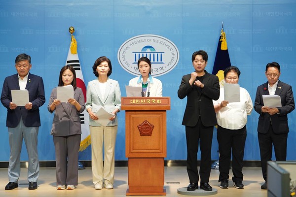 더불어민주당과 조국혁신당 소속 보건복지위·복지위 위원들은 20일 국회에서 기자회견을 열고 이러한 입장을 발표했다.