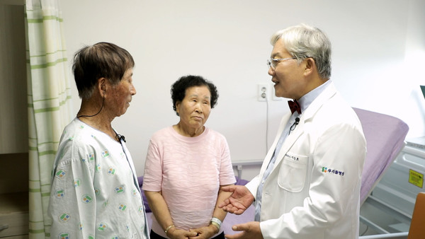 80대 고령 협착증 환자를 진료하고 있는 우리들병원 이상호 회장(사진 맨 오른쪽)