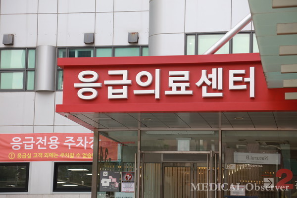 응급의학과 의사들이 의료 현장을 떠나면서 응급의료 붕괴가 일어나고 있다.