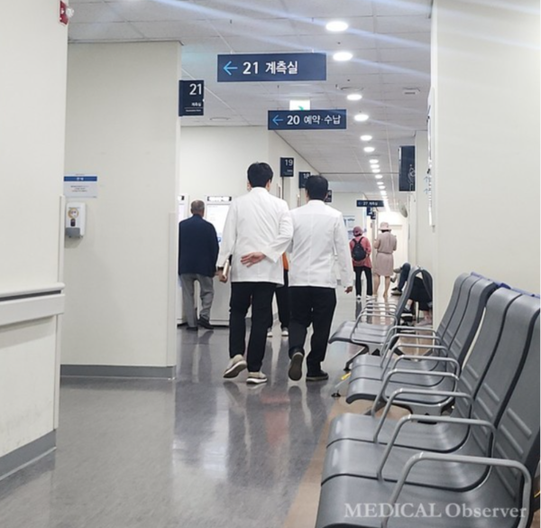 전국 의과대학 교수들이 2025학년도 의대 증원을 유예해야 한다고 주장했다.