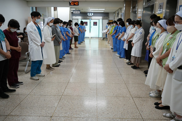 ▲가톨릭대 부천성모병원 의료진들이 숭고한 나눔으로 새 삶을 선물하는 뇌사 장기 기증자의 마지막 길을 기도로 배웅하고 있다. 