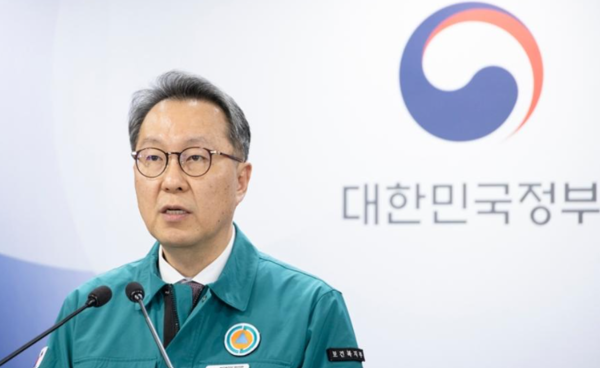 박민수 차관은 4일 한 방송에서 갑자기 배가 아프거나 열이 나는 것은 경증이라고 발언해 논란을 일으키고 있다.