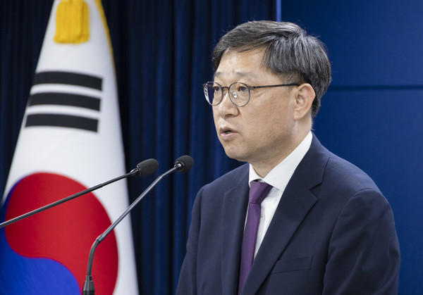 보건복지부 정윤순 보건의료정책실장은 5일 정부서울청사에서 응급의료 및 중대본 브리핑을 열었따.