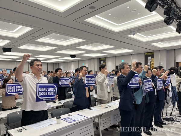 의료공백 사태를 해결하기 위해 여야의정 협의체 구성이 논의된 가운데, 의료계가 2025학년도 의대 정원을 원점에서 재논의해야 협의체 참여를 할 수 있다는 입장을 밝혔다.