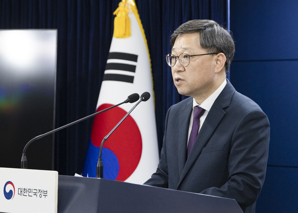 보건복지부 정윤순 보건의료정책실장은 11일 정부서울청사에서 응급의료 일일 브리핑을 열었다.