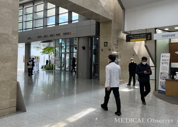 4개 의료계 단체는 11일 입장문을 통해 정부의 태도 변화와 무관하게 국민 생명을 지키기 위해  의사들은 추석 연휴기간에도 의료현장을 지키겠다고 밝혔다.