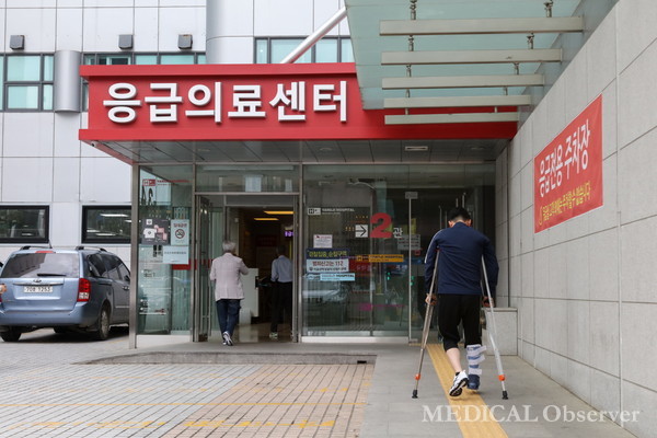 응급의료 공백을 해소하기 위해 정부가 응급실에 군의관을 투입한 가운데, 이러한 정책이 과연 근본적인 해결책이 될 수 있을지 의문이 제기되고 있다.