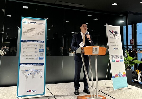 제약바이오협회 노연홍 회장이 CPHI 2024 코리아나잇에 참가해 인사말을 하고 있다.