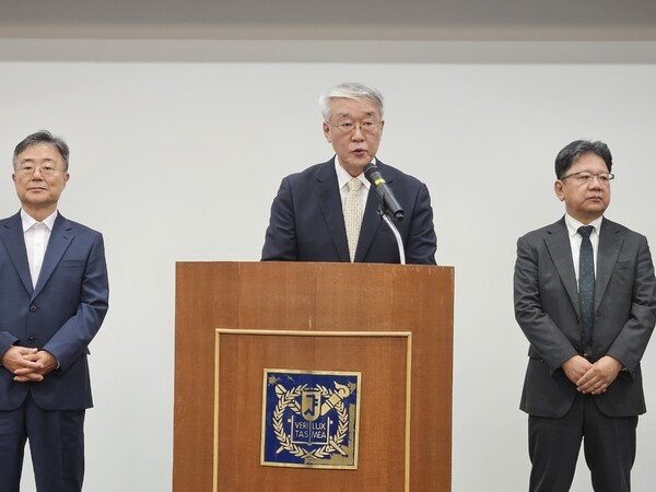 한국의학교육평가원은 16일 교육부의 고등교육기관의 평가인증 등에 관한 개정안에 대한 즉각적인 철회를 요구하는 기자회견을 가졌다.