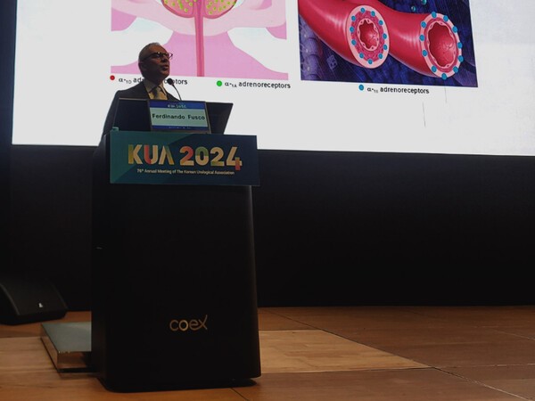 대한비뇨의학회 정기학술대회(KUA 2024)에서 이탈리아 캄파니아 루이지 반비텔리대학 비뇨의학과 페르디난도푸스코(Ferdinando Fusco) 교수가 트루패스의 유효성과 안전성에 대해 설명하고 있다.